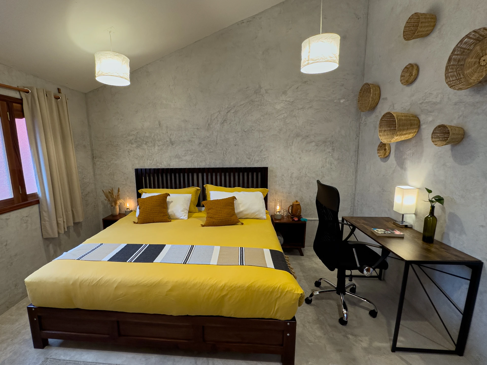 Habitación privada con escritorio de trabajo
